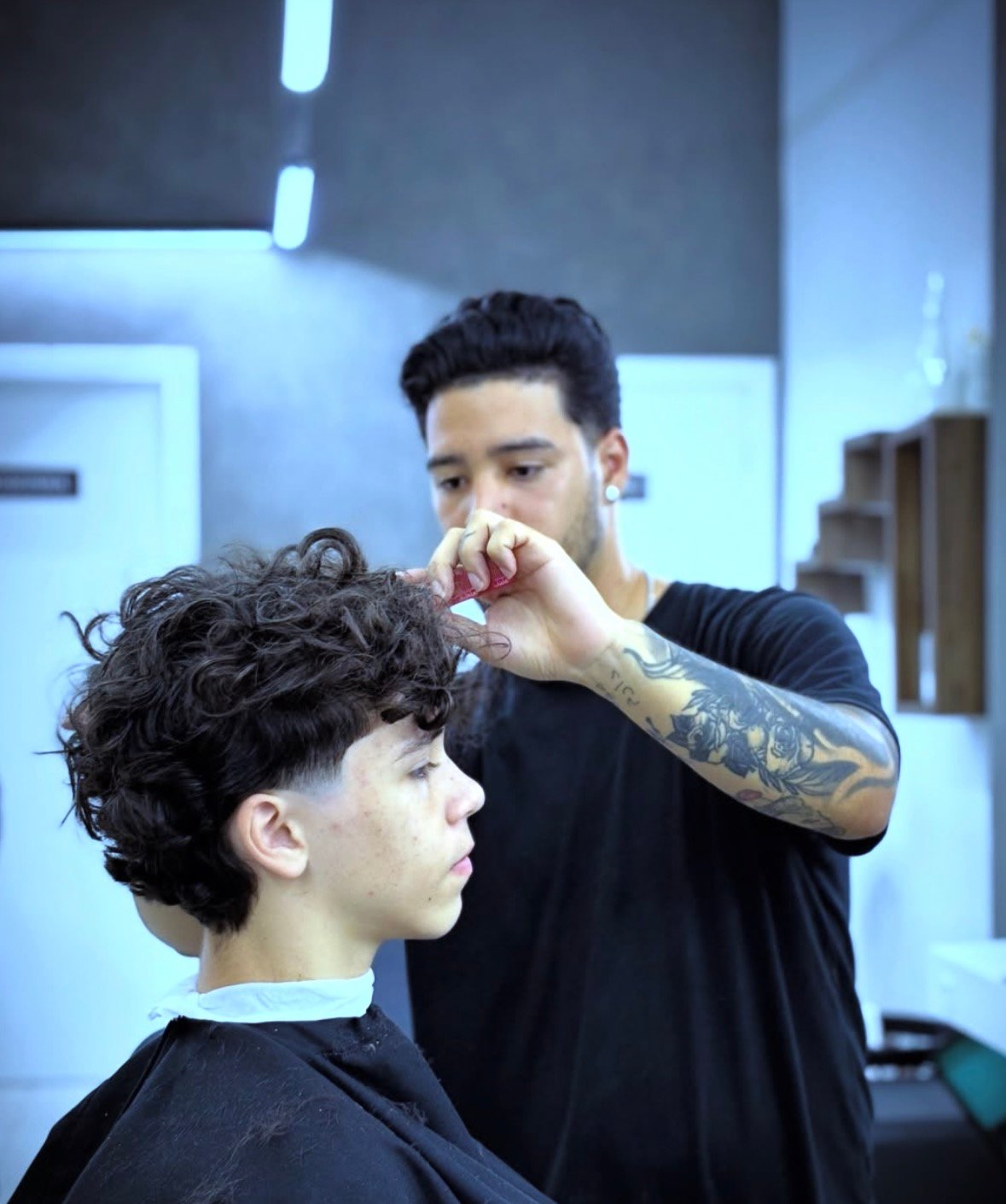 Acabamento de corte em cliente na JB Barbearia